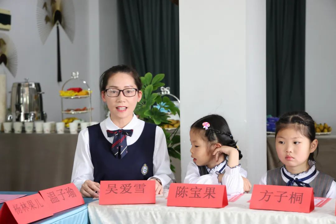  東河聰聰幼兒園議事會導(dǎo)師代表吳愛雪發(fā)言