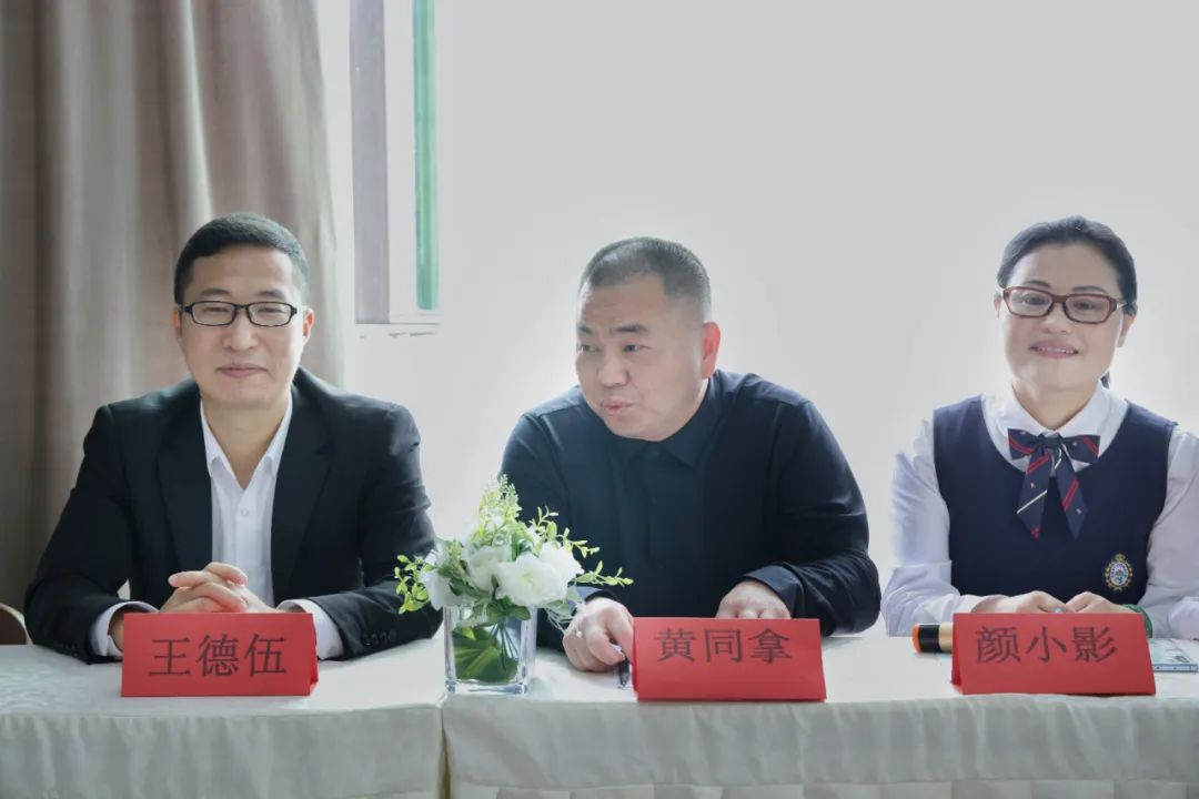  龍港市社會事業(yè)局教育科副科長黃同拿在會上做重要講話