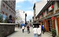 西門大街至今仍保存20多間古色古香的清代或民國(guó)初年建造的兩層木構(gòu)店鋪，大夫第、楊廣源、沈泰豐、張家大院等一批明清古宅保存完好。隨著業(yè)態(tài)招商推進(jìn)，金鄉(xiāng)鎮(zhèn)加速啟動(dòng)西門城墻城樓建設(shè)，西門大街將串聯(lián)起沿街古民居，形成集文化、美食、娛樂為一體的歷史文化休閑景觀區(qū)。文：蒼南發(fā)布