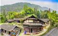 依山而建，背水而歌 碗窯村很靜，玉蒼山的古樹蔥蔥莽莽遮天蔽日，拉遠了村落與俗世的距離。 碗窯村很小，小到只有數(shù)十戶人家，翻遍地圖也找不到這個人跡罕至的角落。 碗窯村很老，從明清到如今，它在玉蒼之南的土地上見證了風(fēng)云變幻，見證了興衰起落。作者：航拍神州