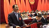 龍港鎮(zhèn)長王忠秀向大會做《政府工作報告》