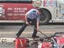700多個空啤酒瓶撒滿一地 警民聯(lián)手幫司機解憂丨教育整頓?我為群眾辦實事
