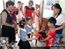 龍港鎮(zhèn)婦聯(lián)組織小龍人幼兒園慰問(wèn)貧困兒童