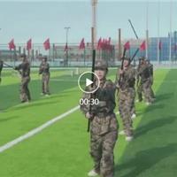 華高軍訓(xùn)結(jié)營(yíng)：海軍護(hù)旗手現(xiàn)場(chǎng)助陣，方...