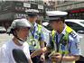 騎電動車記得戴頭盔！龍港交警開展交通安全整治